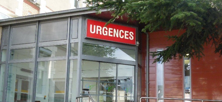 Deux véhicules d'urgence à l'hôpital de Vendôme